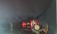 اندلاع حريق بكراج للسيارات في المنطقة الصناعية في عكا يتسبب أضرار جسيمة